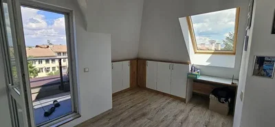 Dětský pokoj; výhled, dřevěná podlaha, přirozené světlo