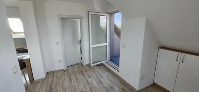 Ložnice; dřevěná podlaha, přirozené světlo