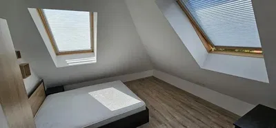 Ložnice; přirozené světlo, dřevěná podlaha