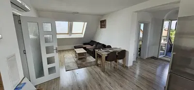 Obývací pokoj; přirozené světlo, dřevěná podlaha, moderní styl