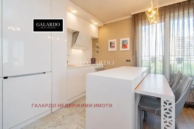 Kuchyně; moderní styl, po rekonstrukci, přirozené světlo