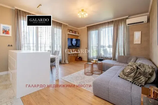 Obývací pokoj; přirozené světlo, moderní styl