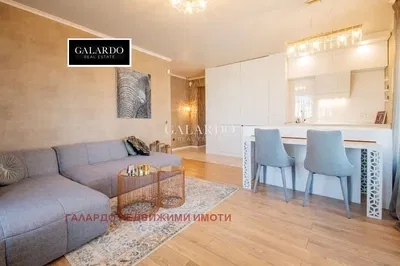 Obývací pokoj; moderní styl, dřevěná podlaha, přirozené světlo