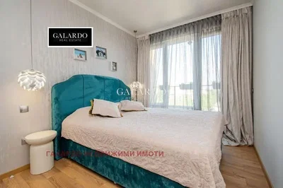 Ložnice; dřevěná podlaha, přirozené světlo, moderní styl