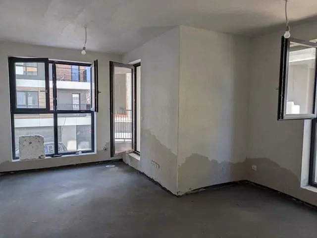 Obývací pokoj; přirozené světlo, nutná rekonstrukce