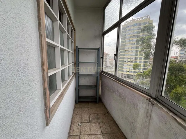 Balkon; blick, fliesenboden, renovierungsbedürftig