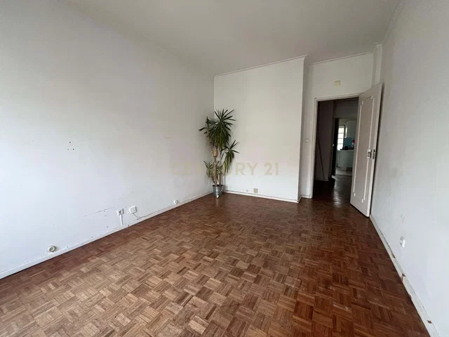 Wohnzimmer; holzboden, renovierungsbedürftig, tageslicht
