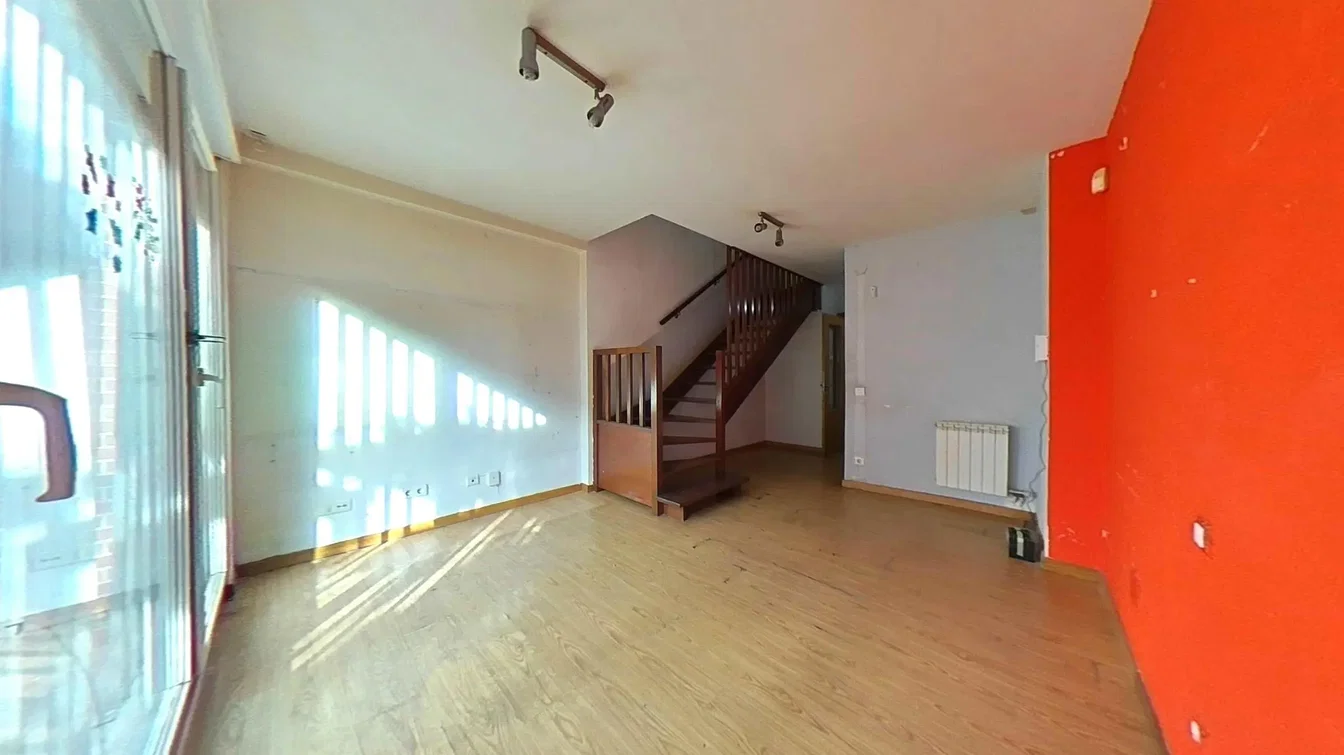 Oturma odası; ahşap zemin, doğal ışık