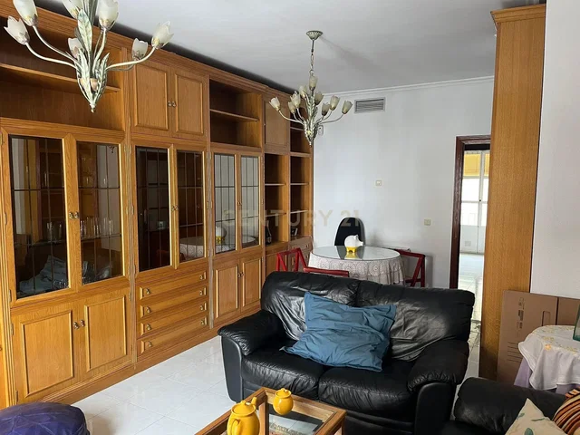 Wohnzimmer; holzboden, fliesenboden, moderner stil, tageslicht