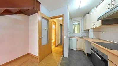 Mutfak; mutfak aletleri, ahşap zemin, doğal ışık