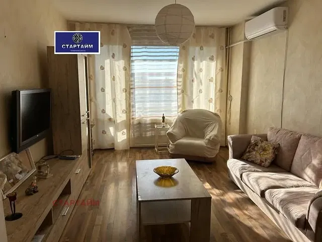 Salon; lumière naturelle, parquet, style moderne