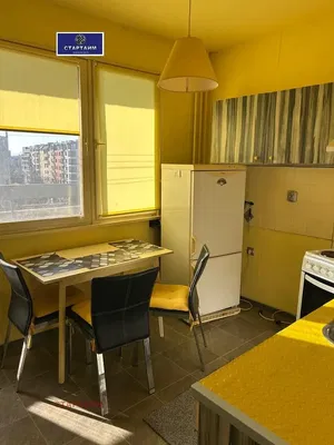 Kuhinja; kuhinjski aparati, pločice, pogled, prirodno svjetlo