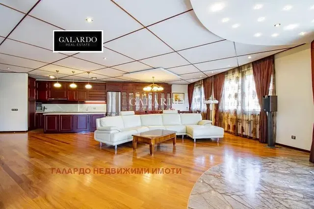 Salon; parquet, style moderne, lumière naturelle