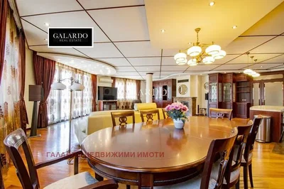 Dnevna soba; drveni pod, moderni stil