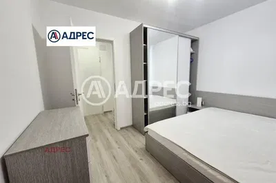 Spavaća soba; drveni pod, prirodno svjetlo, moderni stil