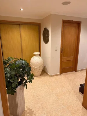 Гардероба; плочице, природно светло