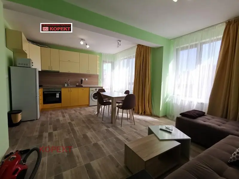 Wohnzimmer; küchengeräte, fliesenboden, tageslicht