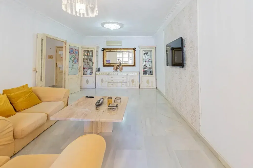 Wohnzimmer; fliesenboden, tageslicht, moderner stil