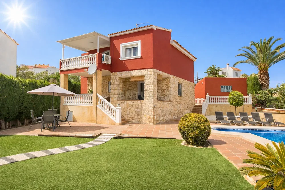 Maison et environs; vue, lumière naturelle