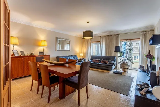 Salon; carrelage, lumière naturelle