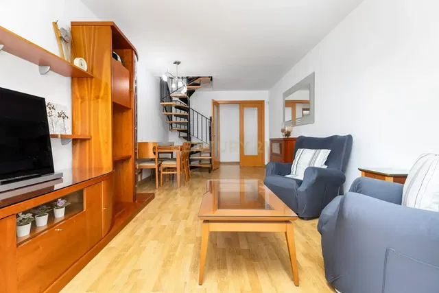 Σαλόνι; ξύλινο πάτωμα, φυσικό φως, μοντέρνο στυλ