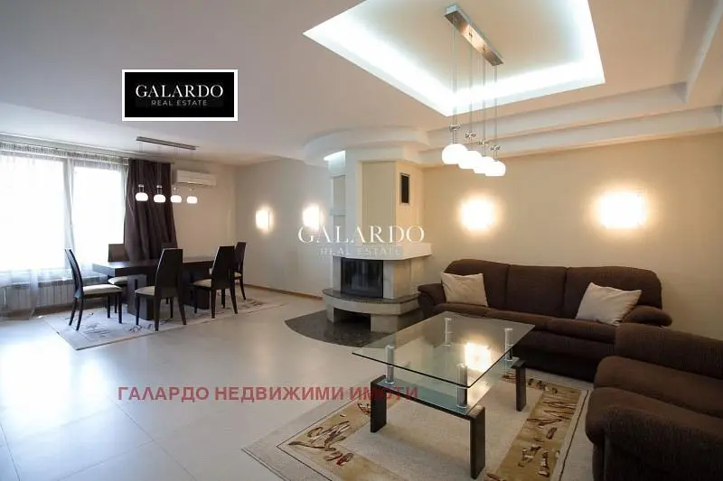 Dnevna soba; prirodno svjetlo, moderni stil, kamin