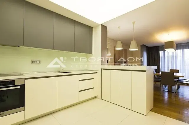 Cuisine; électroménager, carrelage, lumière naturelle, style moderne