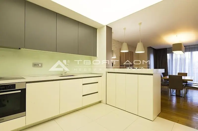 Cuisine; électroménager, carrelage, lumière naturelle, style moderne