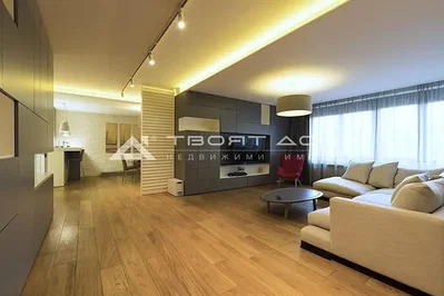 Salon; parquet, lumière naturelle, style moderne