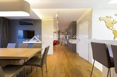 Salle à manger; style moderne, parquet, lumière naturelle