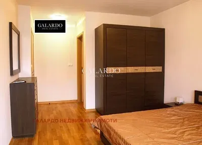 Spavaća soba; drveni pod, moderni stil