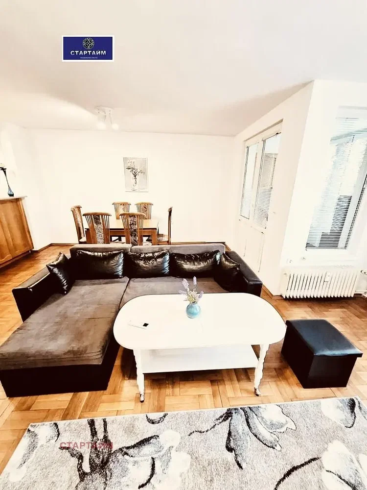 Salon; lumière naturelle, parquet