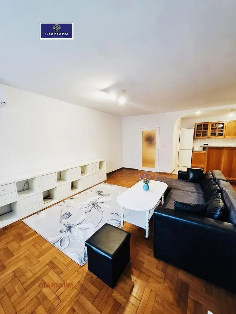 Salon; lumière naturelle, parquet