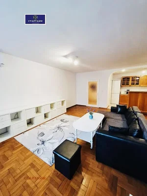 Salon; lumière naturelle, parquet