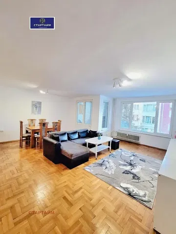 Salon; parquet, lumière naturelle, style moderne, vue