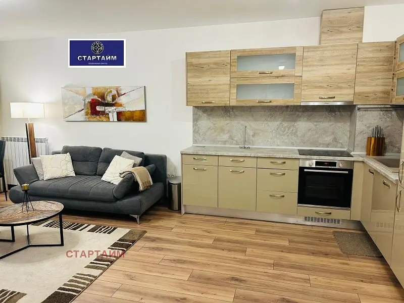 Kuhinja; drveni pod, moderni stil, kuhinjski aparati