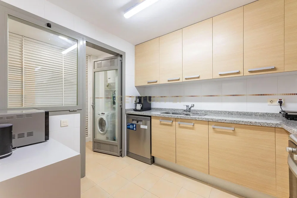 Mutfak; mutfak aletleri, fayans zemin, tadilatlı, doğal ışık, modern stil