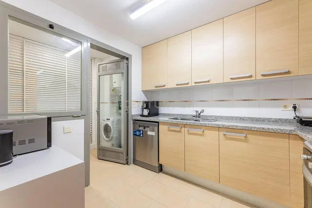 Mutfak; mutfak aletleri, fayans zemin, tadilatlı, doğal ışık, modern stil