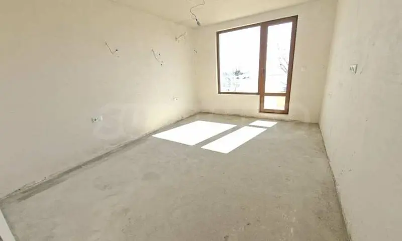 Yatak odası; doğal ışık, tadilat gerekiyor