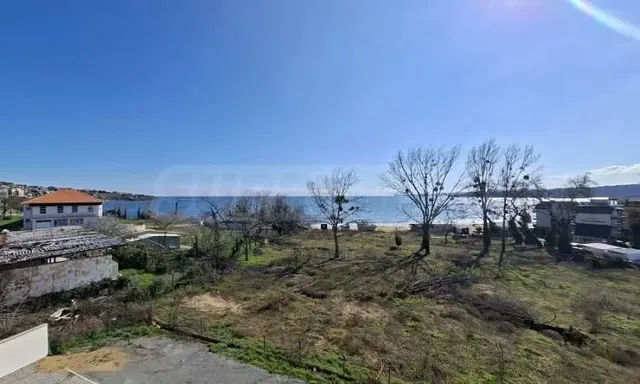 Casa y alrededores; vista