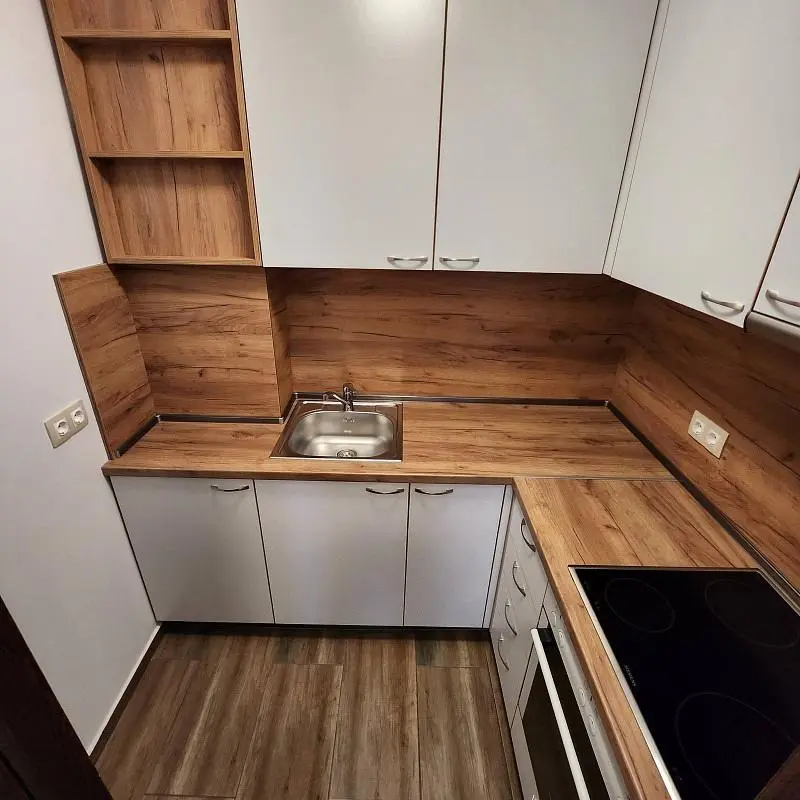 Kuhinja; kućanski aparati, pločice