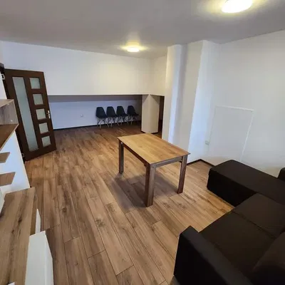 Dnevni boravak; drveni pod, prirodna svjetlost