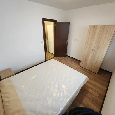 Spavaća soba; drveni pod, prirodna svjetlost