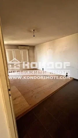 Otro; suelo de madera, suelo de baldosas, necesita renovación, luz natural