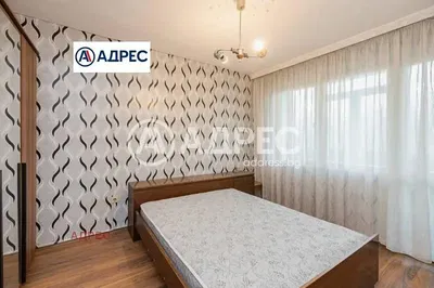 Yatak odası; ahşap zemin, doğal ışık