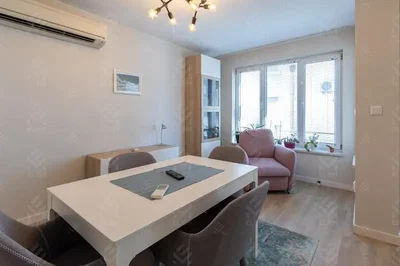 Salon; lumière naturelle, parquet, style moderne