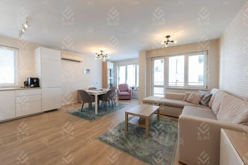 Salon; lumière naturelle, parquet, style moderne