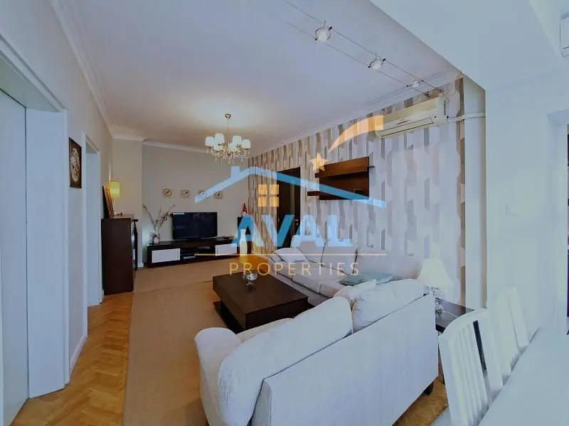 Dnevni boravak; prirodna svjetlost, moderan stil