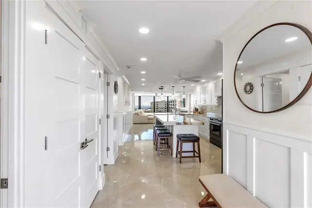 Soggiorno; vista, pavimento in piastrelle, luce naturale, stile moderno