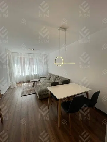 Salon; style moderne, parquet, lumière naturelle